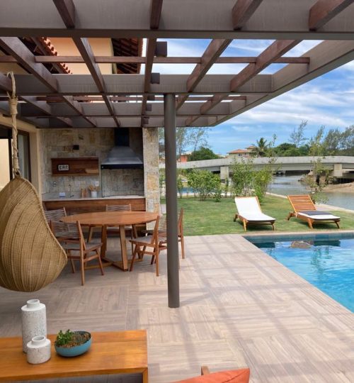 Casa decorada Aretê Búzios na Ilha Toriba, Casas com barco na porta, à beira dos canais navegáveis e com acesso ao mar. A casa modelo foi projetada para trazer um ambiente confortável e aconchegante para a sua família.