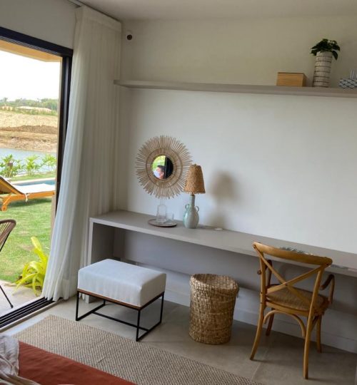 Casa decorada Aretê Búzios na Ilha Toriba, Casas com barco na porta, à beira dos canais navegáveis e com acesso ao mar. A casa modelo foi projetada para trazer um ambiente confortável e aconchegante para a sua família.