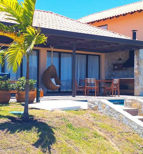 Casa decorada Aretê Búzios na Ilha Toriba, Casas com barco na porta, à beira dos canais navegáveis e com acesso ao mar. A casa modelo foi projetada para trazer um ambiente confortável e aconchegante para a sua família.