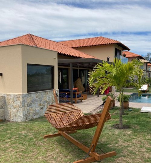 Casa decorada Aretê Búzios na Ilha Toriba, Casas com barco na porta, à beira dos canais navegáveis e com acesso ao mar. A casa modelo foi projetada para trazer um ambiente confortável e aconchegante para a sua família.