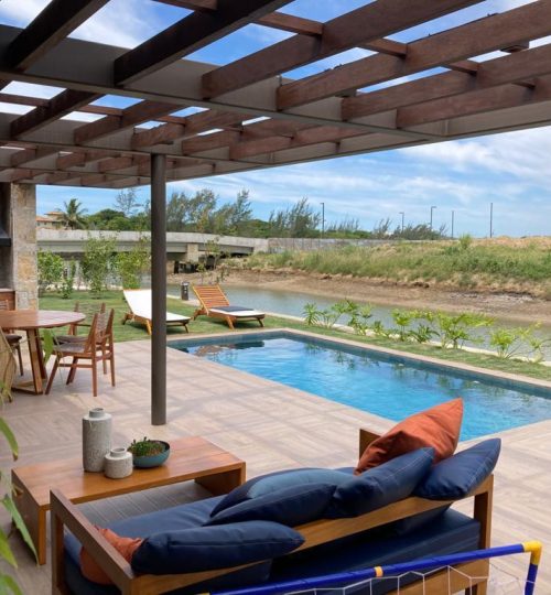 Casa decorada Aretê Búzios na Ilha Toriba, Casas com barco na porta, à beira dos canais navegáveis e com acesso ao mar. A casa modelo foi projetada para trazer um ambiente confortável e aconchegante para a sua família.